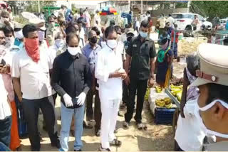 Deputy Chief Minister Narayanaswamy inspected the puthuru vegetable market in chittoor