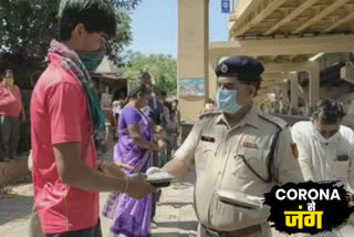 Delhi Police gives food to people in Vasant vihar