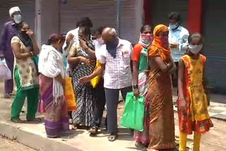 people-of-kalburgi-they-failure-to-follow-the-social-distance-in-bank