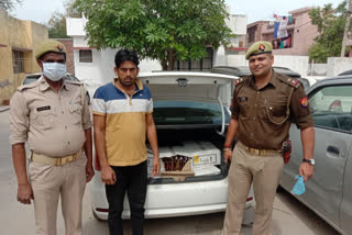 Noida Dankour police caught liquor smuggler