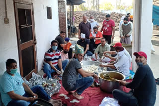 social and religious organisation are serving free food to needy people in kurukshetra