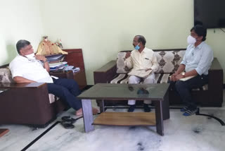 corona: jagadhish shetter meeting with kimms doctors