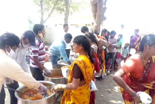 cpm party leaders distributd food in addhanki