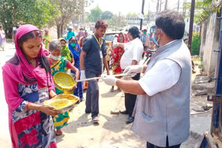 JMM leader eeding food to hundreds of people every day in dhanbad