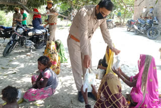 वनवासियों को बांटा खाना