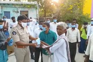 maksks distribute to youngstars in anantapur dst