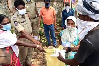 due to lockdown police who provided meals for migrant workers at visakhapatnam