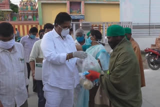 tanuku mla gives honorary to sanitary workers