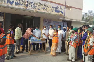 tdp  leaders distributed masks to sanitation workers in madakasira