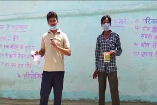 Corona philanthropy Youth aware of villagers writing message on wall in Damoh