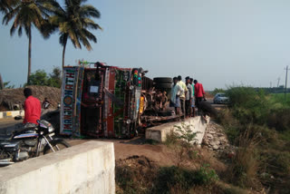 Truck accident in davnagere