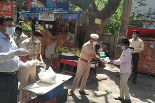 RK Puram SHO distribute food packets to needy people with staff in delhi