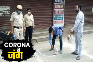 Bindapur police of Dwarka formed a volunteer team and making circles outside shop to maintain social distance.