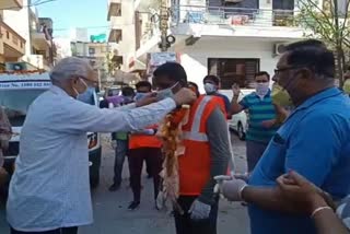 residents of gurugram showered flowers on the cleaning staff