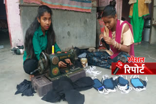 Two girls make masks themselves and distribute them to needy people in Shahdara corona virus