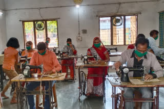 bilaspur-police-making-mask-with-khaki-and-distributing-to-people