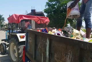 Bhopal sanitation workers doing door to door garbage collection