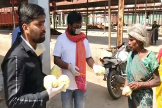 Young congress leader gave ration to 2 families in sarguja