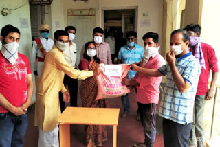 Chitradurga district collector distributes food kit to laborers