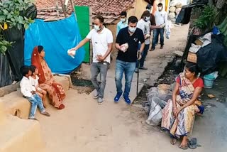 Art of Living members distributed food items in dhanbad