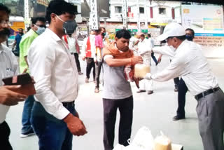 ডিপোয় আটকে পড়া শ্রমিকদের দিকে সাহায্যের হাত বাড়ালো বাস মালিকরা