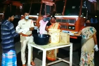 Hijras distributed biryani packets to lorry drivers