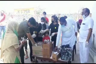 students distributed food in shahabad