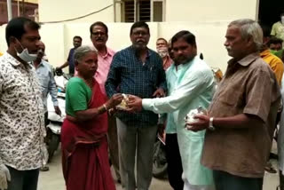 COLONY PEOPLE FOOD DISTRIBUTION I N HYDERABAD