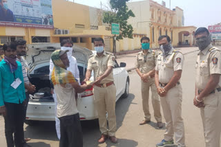 parbhani police distribute  food to needy people