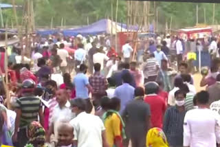 social distancing  Lockdown  coronavirus  COVID-19  coronavirus lockdown  coronavirus in Odisha  People defy social distancing  காற்றில் பறந்த சமூக இடைவெளி  சந்தையில் பொருட்கள் வாங்க முண்டியடித்த மக்கள்  ஒடிசா கரோனா பாதிப்பு