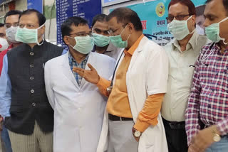 Health workers  Protest  Kolkata  West Bengal  COVID 19  Novel Coronavirus  PPE  കൊൽക്കത്ത  കൊവിഡ് രോഗികൾ  നഴ്സുമാർ പ്രതിഷേധിച്ചു  അടിസ്ഥാന സൗകര്യങ്ങളില്ല