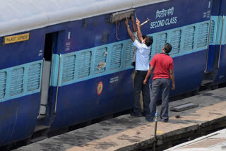 Ahmedabad  Gujarat  COVID-19  Western Railways  Isolation ward  Train isolation ward  Coronavirus  குஜராத்தில் 70 ரயில்கள் கோவிட்19 வார்டாக மாற்றம்!  கரோனா வைரஸ்  குஜராத் ரயில் பெட்டிகள்