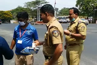 ട്രോമാകെയര്‍ ഭക്ഷണവിതരണം  ട്രോമാകെയർ പ്രവർത്തകര്‍  എംബിഎച്ച് ആശുപത്രി  അവശ്യസര്‍വീസ്  trauma care workers  food distribution  malappuram trauma care  malappuram food distribution