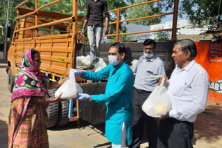 Mahisagar district BJP President become Corona commando, Distribution of 150 ration kits