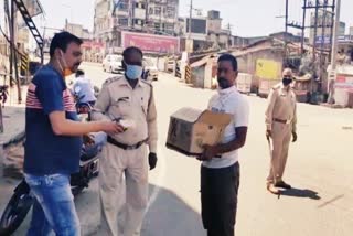 Youth distributed food items among poor and police in koderma