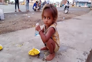 laborers-gathered-at-madhya-pradesh-maharashtra-border-in-seoni