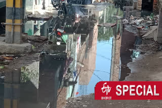 Dirty water enters people's homes due to accumulation of garbage in Prem Nagar lockdown