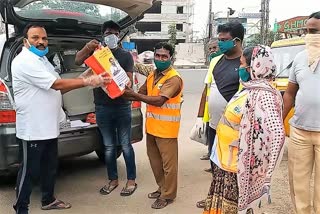 bjp party members distribute tiffens to municipal workers