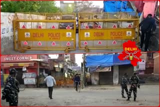 Police sealed Ambedkar Chowk connecting the crowded areas Delhi Lockdown