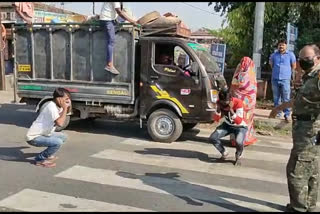 Police organized a sit-in for those who roam on the streets unnecessarily in Dhanbad