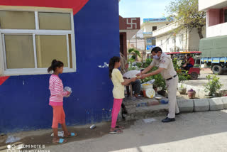 najafgarh police station team will distribute food three time during delhi lockdown