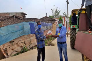 Farmers distributed vegetables to laborers in dhamtari