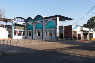 NO ONE IS PRESENT AT RAILWAY STATION