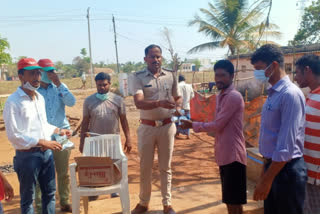 Lockdown Effect: PSI ravikumar distributes meals to starving homeless