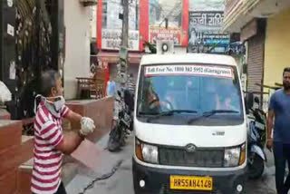 people showered flowers on sweeper in gurugram