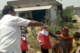 kalahandi latest news, social workers help in kalahandi, social worker distribues food to needy in kalahandi, କଳାହାଣ୍ଡି ଲାଟେଷ୍ଟ ନ୍ୟୁଜ୍‌, କଳାହାଣ୍ଡିରେ ସମାଜସେବୀଙ୍କ ବଦାନ୍ୟତା, ଅସହାୟଙ୍କୁ ସାହା କଳାହାଣ୍ଡିର ସମାଜସେବୀ ସଂଘ