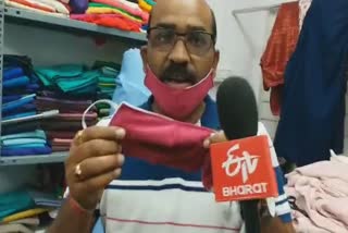 A Tailor distributing free masks for people in bengaluru