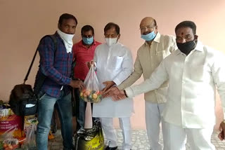 food distribution to the journalists by ex mla ramachandar reddy in hyderabad khairatabad