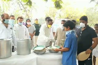 భాజపా నాయకుల అన్నదాన కార్యక్రమం