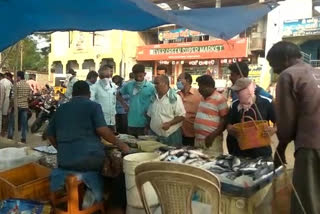 Consumer traffic in the fish market